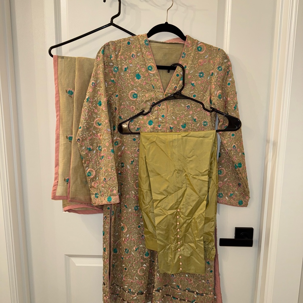 NEW Floral Embellished Embroidered Pakistani 3 piece Outfit